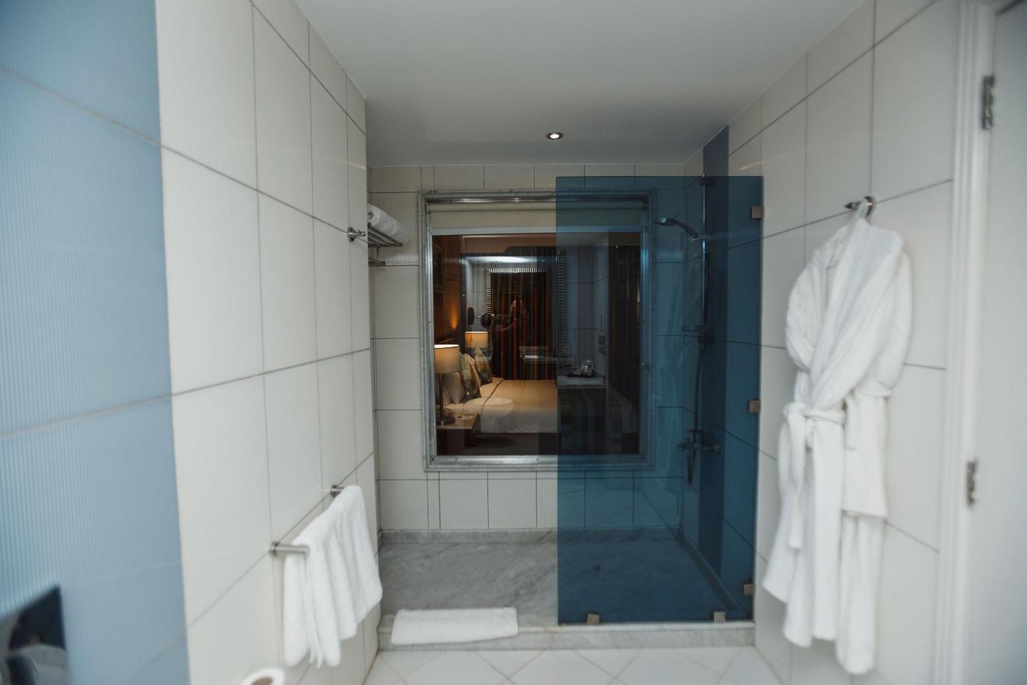 Xperience Sea Breeze Resort (Adults Only) Шарм-еш-Шейх Екстер'єр фото A shower with a sliding door